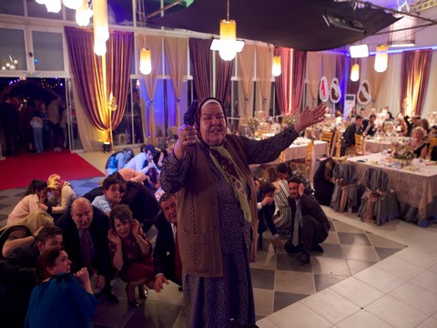 Defne Yalnız...FİLM SETİNİ BİRBİRİNE KATTI!..