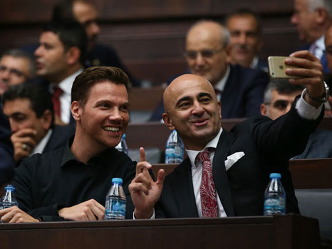 Sinan Akçıl...  MECLİS'TE ISINMA TURLARI!