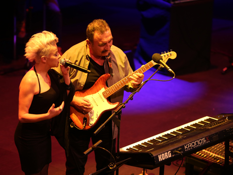 Ümit Besen... "BAŞKA" BİR KONSERLE ZORLU'YU SALLADI!...