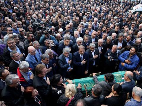 TOLGA SAĞ ANNESİNİ BAĞLAMA ÇALARAK UĞURLADI!