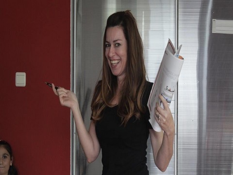 İpek Tuzcuoğlu..."ZAMANIN RUHUNU GENÇLERLE YAKALIYOR"!..