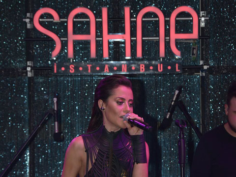 Derya Uluğ... 'SAHNE ‘DE RÜZGAR GİBİ ESTİ