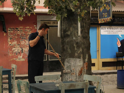 Seksenler... MAHALLENİN 'ÇINAR'I HASTA OLURSA!