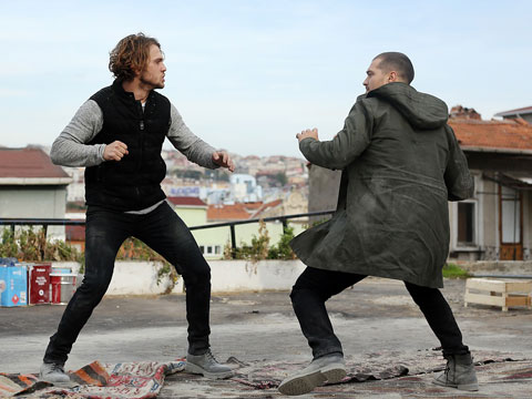 İçerde... SARP VE MERT KARŞI KARLIYA!