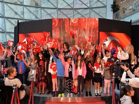 MİNİKLER OMURİLİK FELÇLİ ARKADAŞLARI İÇİN YÜRÜDÜ!..