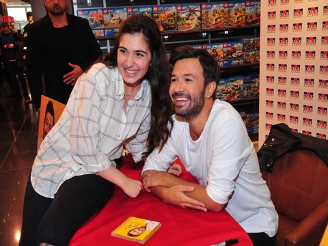 Yalın...İMZA GÜNÜNDE SEVGİ SELİ!..