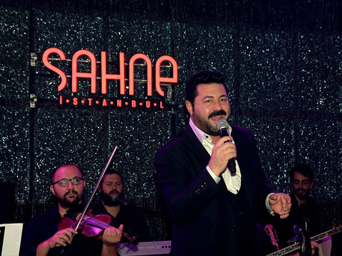 Serkan Kaya... İLK 'SAHNE'SİNDE İZDİHAM!