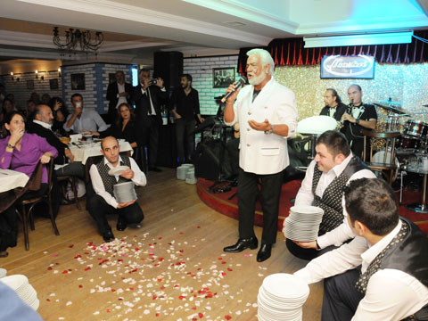 Fedon... İLK GALASINDA SANATÇI DOSTLARI YALNIZ BIRAKMADI!