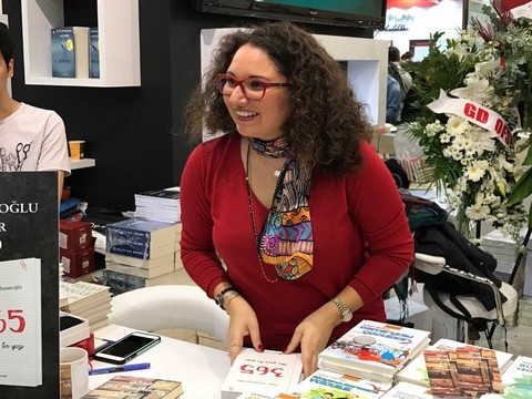 İrem Uzunhasanoğlu... "365" ADLI KİTABININ İMZA GÜNÜNE YOĞUN İLGİ!.