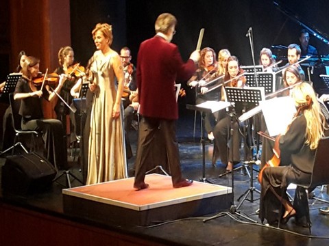 Zuhal Olcay... ÇEVKO VAKFI YARARINA KONSER VERDİ!.