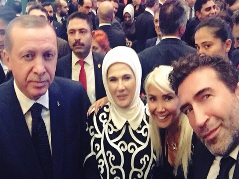 Yonca Evcimik... "CUMHURBAŞKANIMIZ "NE OLDU HAYVAN DURUMLARI?"  DEDİ"!.