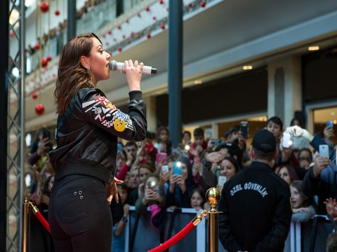 Hadise... BAŞKENT ANKARA'DA FIRTINA GİBİ ESTİ!..