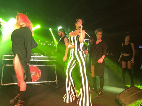 Hande Yener... BÜYÜLEYEN ŞOV!