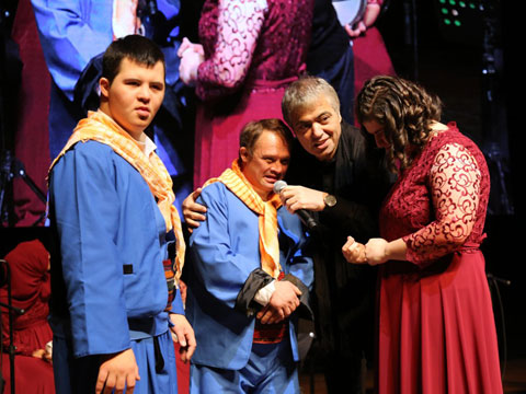 Cengiz Kurtoğlu... ENGELLİLER KOROSU İLE KONSER VERDİ!