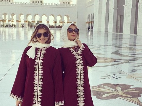 Paris Hilton... SOSYETİK GÜZEL, ŞEYH ZAYED CAMİİ'DE!..