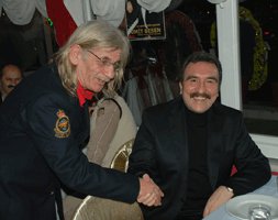 Ümit Besen... YENİLENEN YERİNDE TEKRAR SEVENLERİYLE!