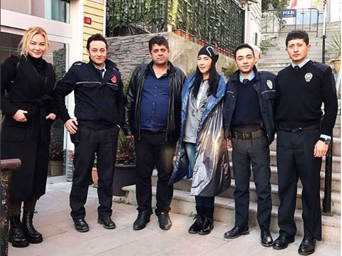 Hande Yener-Aylin Coşkun... POLİS KARAKOLU'NA MORAL ZİYARETİ!