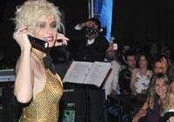 Gülşen... SEKSİ KIYAFETİ KARLARI ERİTTİ!