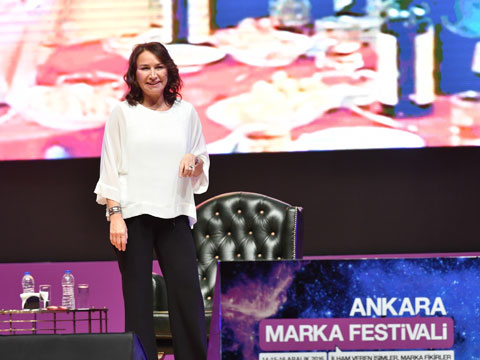 Demet Akbağ... MARKA KONFERANSI'NDA 'BİR DEMET KAHKAHA'