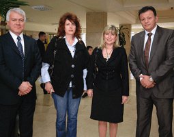 "İŞİTME ENGELLİ ÇOCUKLARDA AİLE EĞİTİMİ"