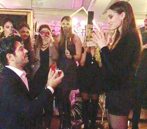 Burak Özçivit... DİZ ÇÖKTÜ, EVLENME TEKLİF ETTİ!