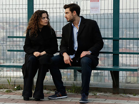 Gülümse Yeter... AHMET, SARP VE YASEMİN'İN İLİŞKİSİNİ HERKESE ANLATACAK MI?