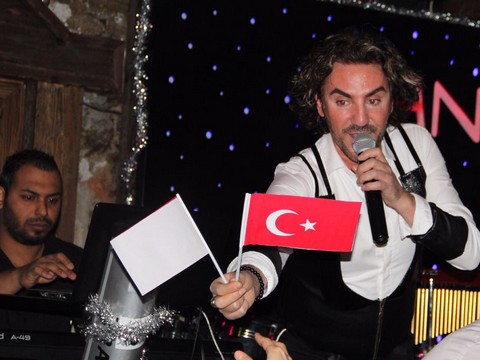 Faruk K... YENİ YILA BARIŞ ŞARKILARI İLE GİRDİ!..