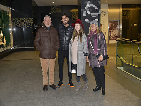 Pelin Karahan… KARNI BURNUNDA YEMEKTE…