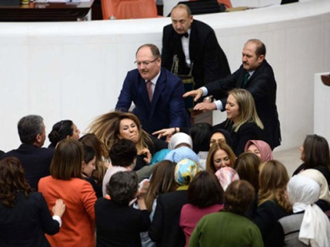 TBMM YİNE KARIŞTI, BU DEFA KADIN VEKİLLER...