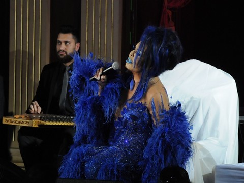 Bülent Ersoy... KAZ TÜYÜ KOSTÜMÜ 4 KİŞİ TARAFINDAN 15 GÜNDE YAPILMIŞ...