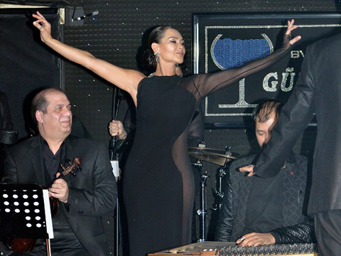 Hülya Avşar... TRANSPARAN VE SIRT DEKOLTESİ İLE NEFES KESTİ!