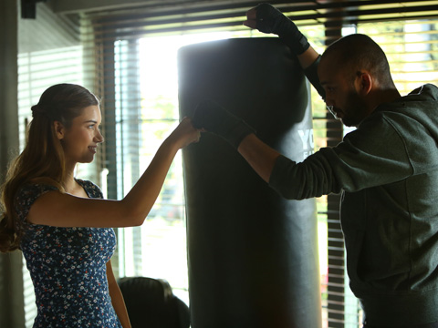 Afra Saracoglu...HIRSINI KUM TORBASI YUMRUKLAYARAK ÇIKARDI!