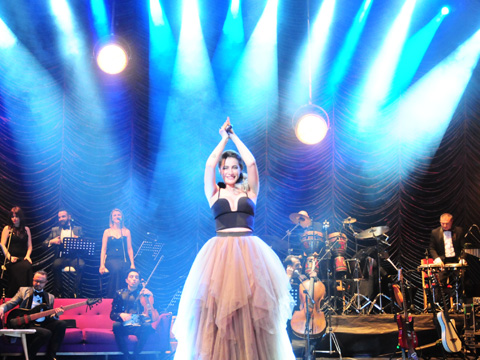 Sıla... 'HEYBEDEN ŞARKILAR'A DOYULMUYOR!