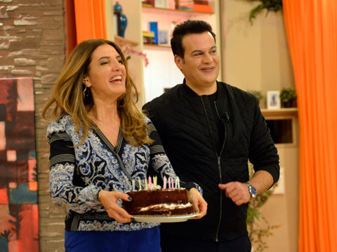 Hakan Peker...DOĞUM GÜNÜ PASTASINI STÜDYODA KESTİ!