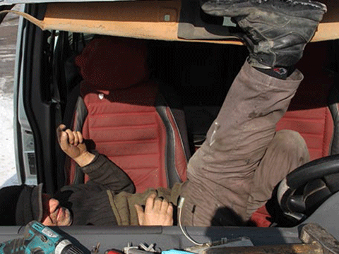 OTO KAPORTASINI AYAKLARIYLA DÜZELTİYOR!