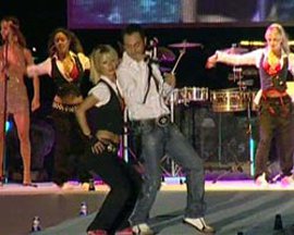 FASHİON TV YAZA SERDAR ORTAÇ'LA VEDA ETTİ...