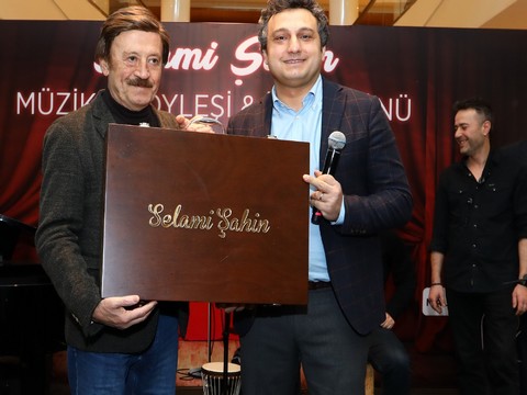 Selami Şahin... TAHTA BAVUL İLE ANILARA UZANAN MÜZİK YOLCULUĞU!..
