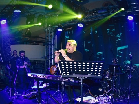 Ümit Besen-Pamela... ULUDAĞ'I ROMANTİK ŞARKILARIYLA  ISITTILAR...