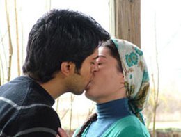 Yönetmenin "Stop" lafını bile duymadılar... ÖPÜŞÜRLERKEN ROL GERÇEK OLDU...