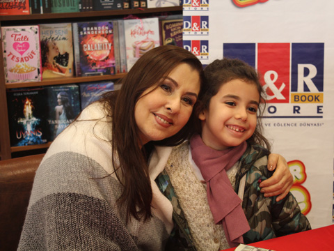 Nilüfer... İMZA GÜNÜ'NDEN CANLI YAYIN!