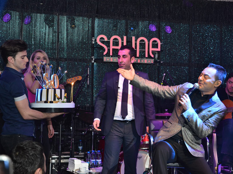 Serdar Ortaç... DOĞUM GÜNÜNÜ 'SAHNE’DE KUTLADI!