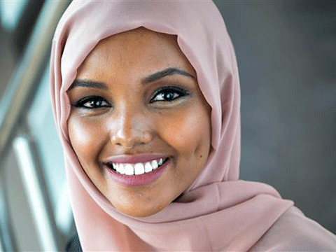 BAŞÖRTÜLÜ MANKEN GÜZELLİĞİYLE AMERİKA'YI KASIP KAVURUYOR!