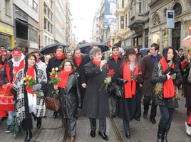 BEYOĞLU'NDA SEVGİ İÇİN YÜRÜDÜLER !