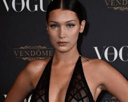 Bella Hadid... GÖĞÜSLERİ  AÇILINCA!