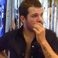 Tolga Karel... YATAK ODASINDA PERDE BİLE YOKMUŞ!