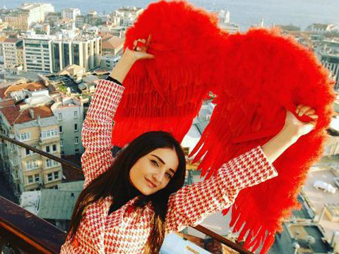 TÜRK OYUNCUYA  ABD’DE IRKÇI TACİZ!