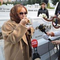 Aysel Gürel... PROFİTEROLLÜ ANMA TÖRENİ!