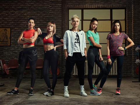 Ezgi Mola... KADINLARI SINIRLARIN ÖTESİNE GEÇMEYE ÇAĞIRIYOR!