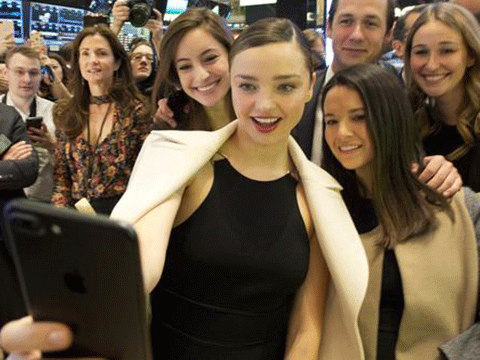 Miranda Kerr... SEVGİLİSİNİN MİLYON DOLARLIK SERVETİNİ NASIL KUTLADI?