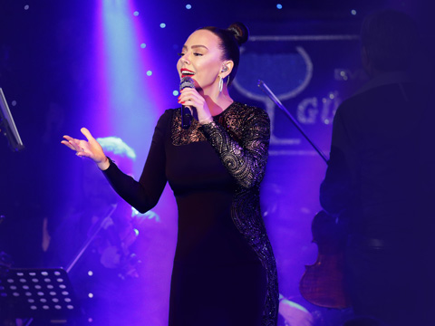 Ebru Gündeş... MÜSLÜM GÜRSES’İ UNUTULMAZ ŞARKILARIYLA ANDI!